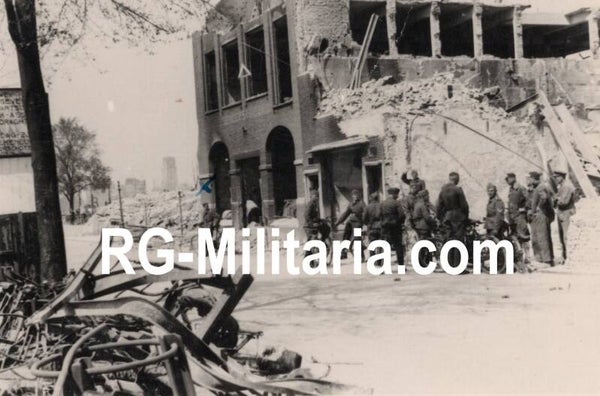 Original WW2 German Photo - German Luftwaffe soldiers in Rotterdam, Holland (1940)