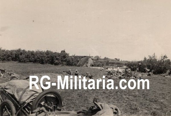 Original WW2 German Photo - German Wehrmacht soldiers at the Rijksweg near Delft with landed Junkers JU 52 airplanes, Blitzkrieg May, Holland (1940)