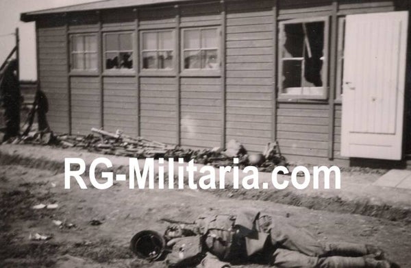 Original WW2 German Photo - KIA Dutch soldier in front of a barrack with Dutch equipment, Holland, May (1940)