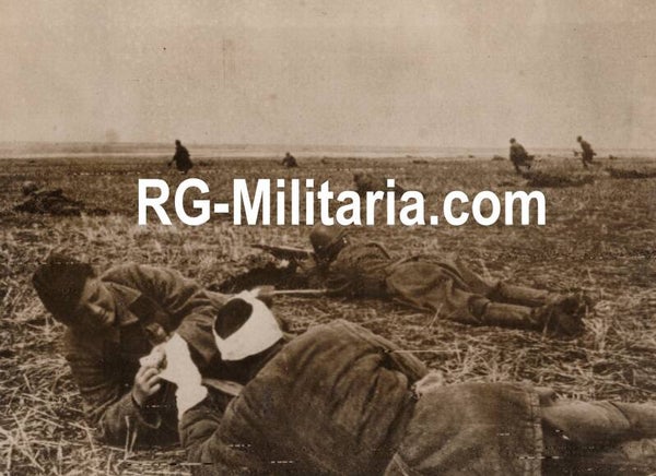 Original WW2 British Press Photo - Female Soviet nurse helps wounded at the front (1942)
