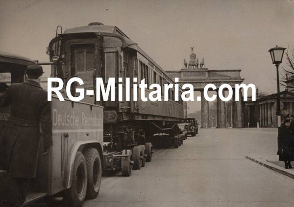 Original WW2 French Press Photo - Compiegne train where the capitulation was signed, displayed at the Brandenburger Tor, Berlin (1941)