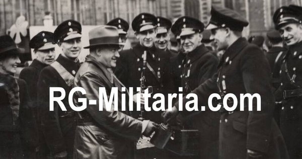 Original WW2 Dutch Collaboration NSB Press Photo - NAF leader Hendrik Woudenberg collecting for the WHN with Dutch police officers, Amsterdam (1942)