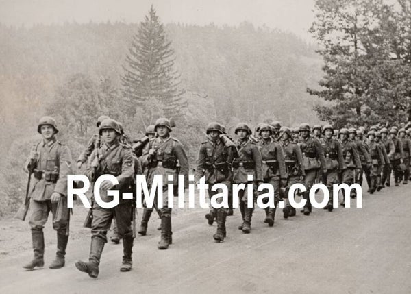 Original WW2 French Press Photo - German soldiers marching to Czechoslovakia (1938)