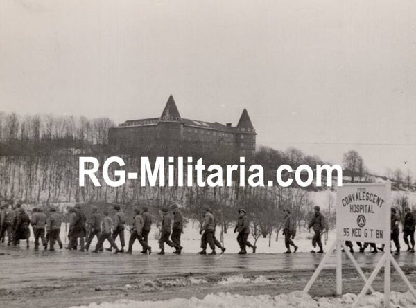 Original WW2 US Press Photo - US soldiers heading to the US Hospital at the Abdij Sint-Benedictusberg, Vaals, Holland (1945)