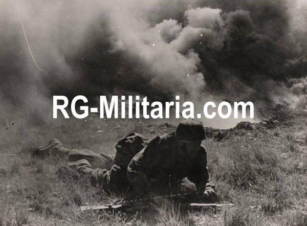 Original WW2 German Press Photo - Fallschirmjager pioniere during an attack (1943)