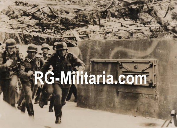 Original WW2 German Press Photo - Marine Artillerie soldiers training on the Atlantik Wall bunker (1943)