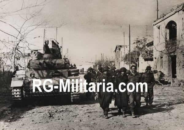 Original WW2 German Press Photo - German tank with British POW soldiers in Tunisia (1942)