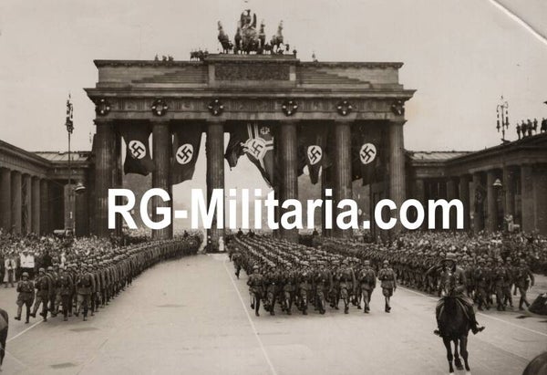 Original WW2 German Press Photo - Germans march under the Brandenburger Tor, Berlin (1940)