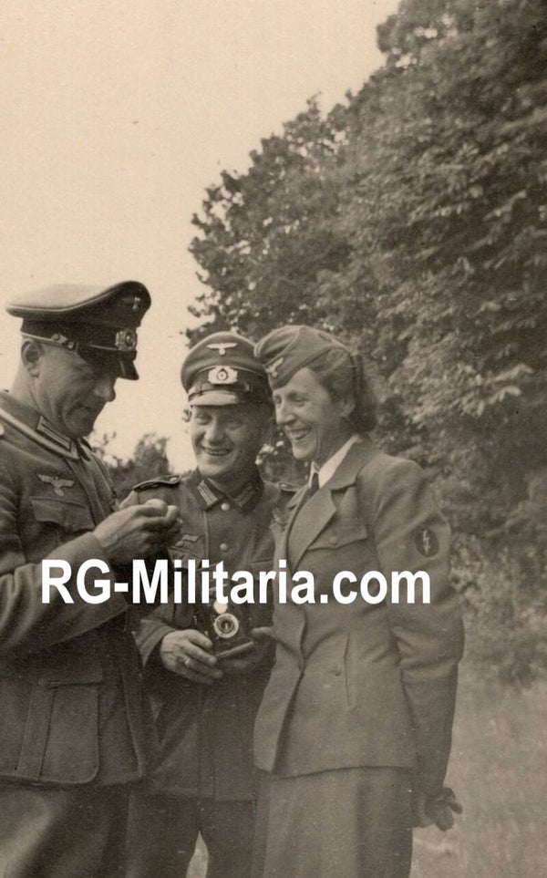 Original WW2 German Photo - Heeres Blitzmadel Funkerin female in The Hague, Holland