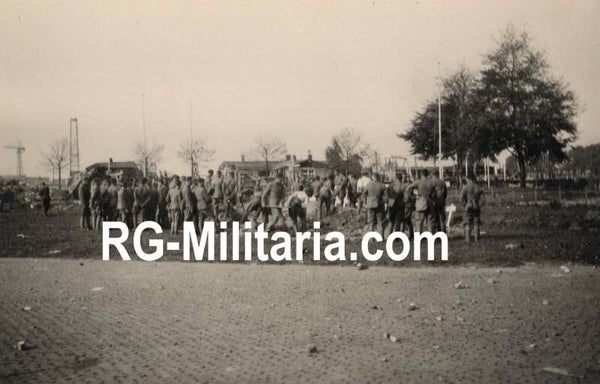 Original WW2 German Photo - Dutch soldiers burying KIA soldiers at the Rotterdam airfield Waalhaven, Holland (1940)