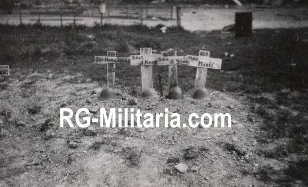 Original WW2 German Photo - Dutch field graves at the Rotterdam airfield Waalhaven, Holland (1940)