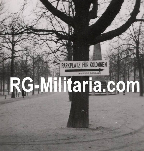 Original WW2 Dutch Photo - German sign ''Parkplatz für Kolonnen, Malieveld Boorlaan'', Den Haag, Holland (1941)