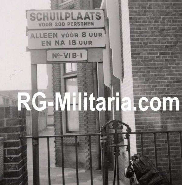 Original WW2 Dutch Photo - LBD Luchtbeschermingsdienst sign ''Schuilplaats'', Den Haag, Holland (1941)