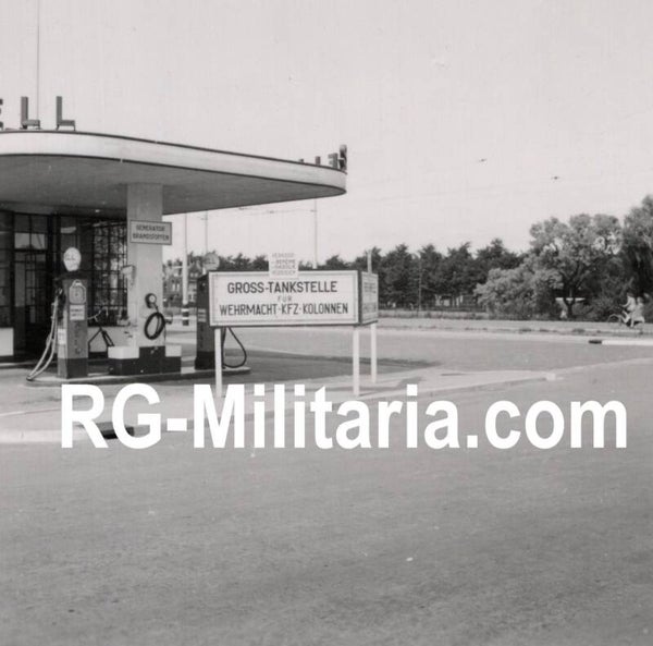 Original WW2 Dutch Photo - German sign ''Gross-Tankstelle für Wehrmacht-KFZ-Kolonnen'', Shell Den Haag, Holland (1941)