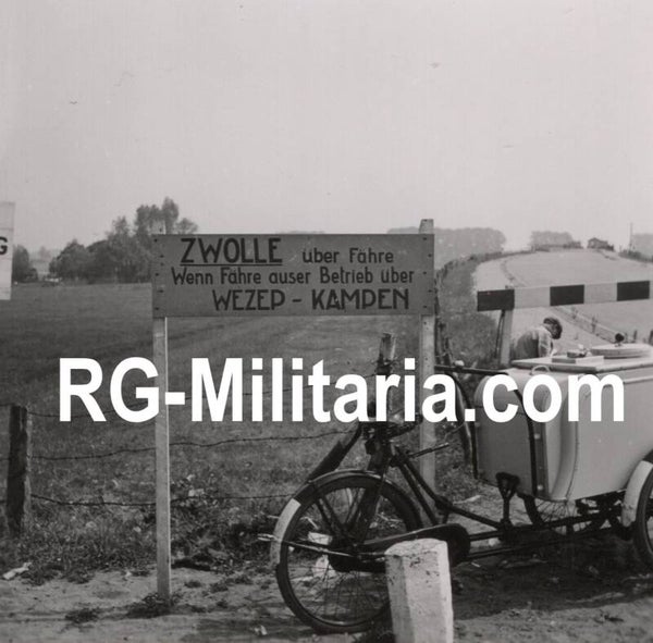 Original WW2 Dutch Photo - German sign ''Zwolle über Fähre Wenn Fähre auser Betrieb über Wezep - Kampen'', Ijsselbrug, Hattem, Holland (1941)