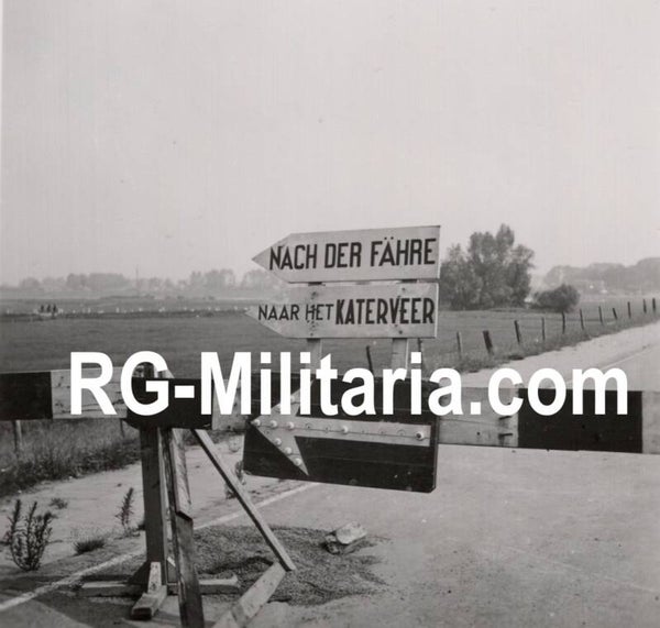 Original WW2 Dutch Photo - German sign ''Nach der Fähre Naar het Katerveer'', Ijsselbrug, Hattem, Holland (1941)