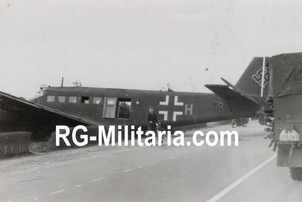 Original WW2 German Photo - Rijksweg near Delft with landed Junkers JU 52 airplane, Blitzkrieg May, Holland (1940)
