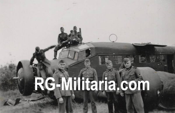 Original WW2 German Photo - Rijksweg near Delft with landed Junkers JU 52 airplane, Blitzkrieg May, Holland (1940)
