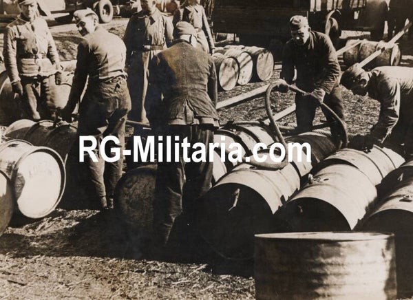 Original WW2 German Waffen SS Press Photo - Waffen SS soldiers refueling oil barrels, Eastern Front (1943)