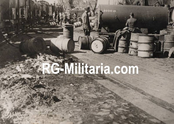 Original WW2 German Waffen SS Press Photo - Waffen SS soldiers refueling oil barrels, Eastern Front (1943)