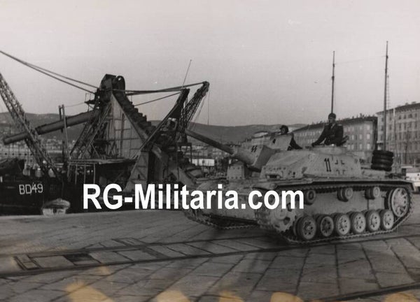 Original WW2 German Waffen SS Press Photo - Waffen SS Panzer division on a STUG III Panzer tank in Triest, Italy (1943)