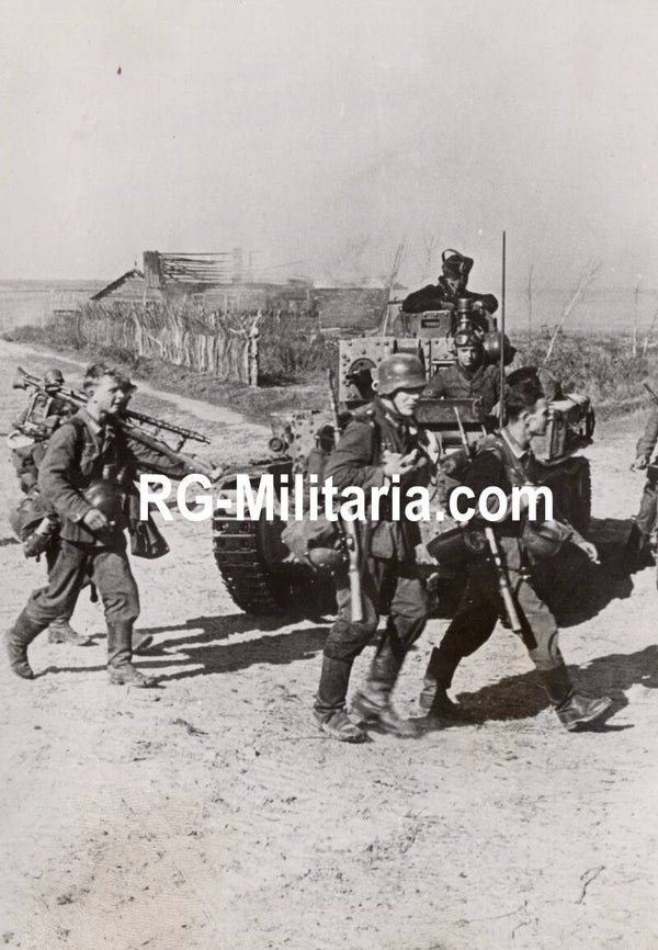 Original WW2 German Press Photo - German Infantry and Panzer troops advancing on the Eastern Front (1941)