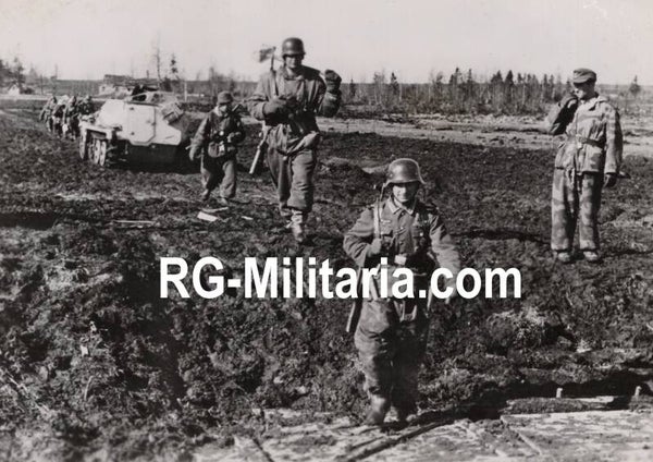 Original WW2 German Press Photo - German Panzer troops advancing on the Eastern Front (1944)