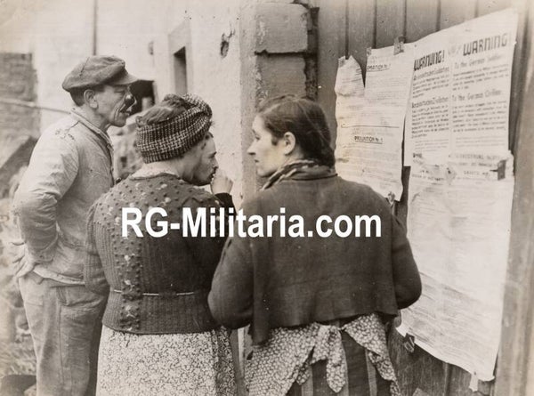 Original WW2 US Press Photo - German civilians read US Proclamation, Rittersdorf (1945)