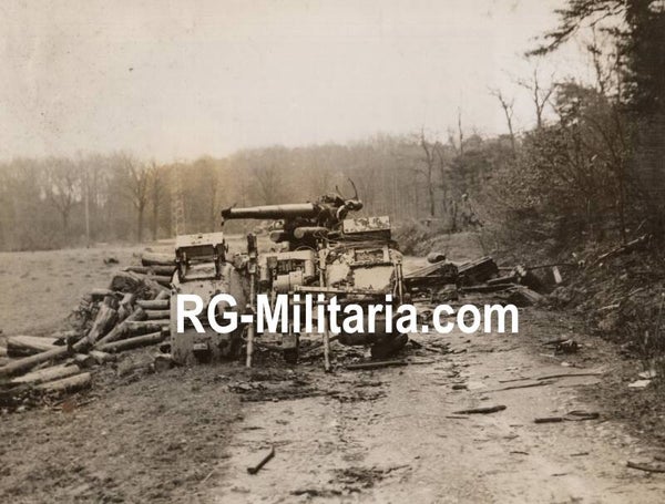 Original WW2 US Press Photo - Destroyed German 88mm gun near Phalsburg, Strassbourg, France (1944)