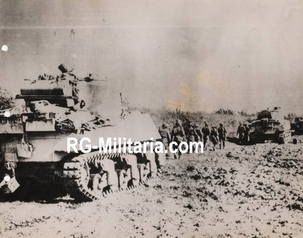 Original WW2 British Press Photo - Allied Reinforcements moving up the Volturno River, Italy (1943)