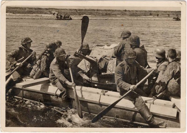 Original WW2 German Waffen SS Postcard - Unsere Waffen SS Pak setzt über einen Kanal