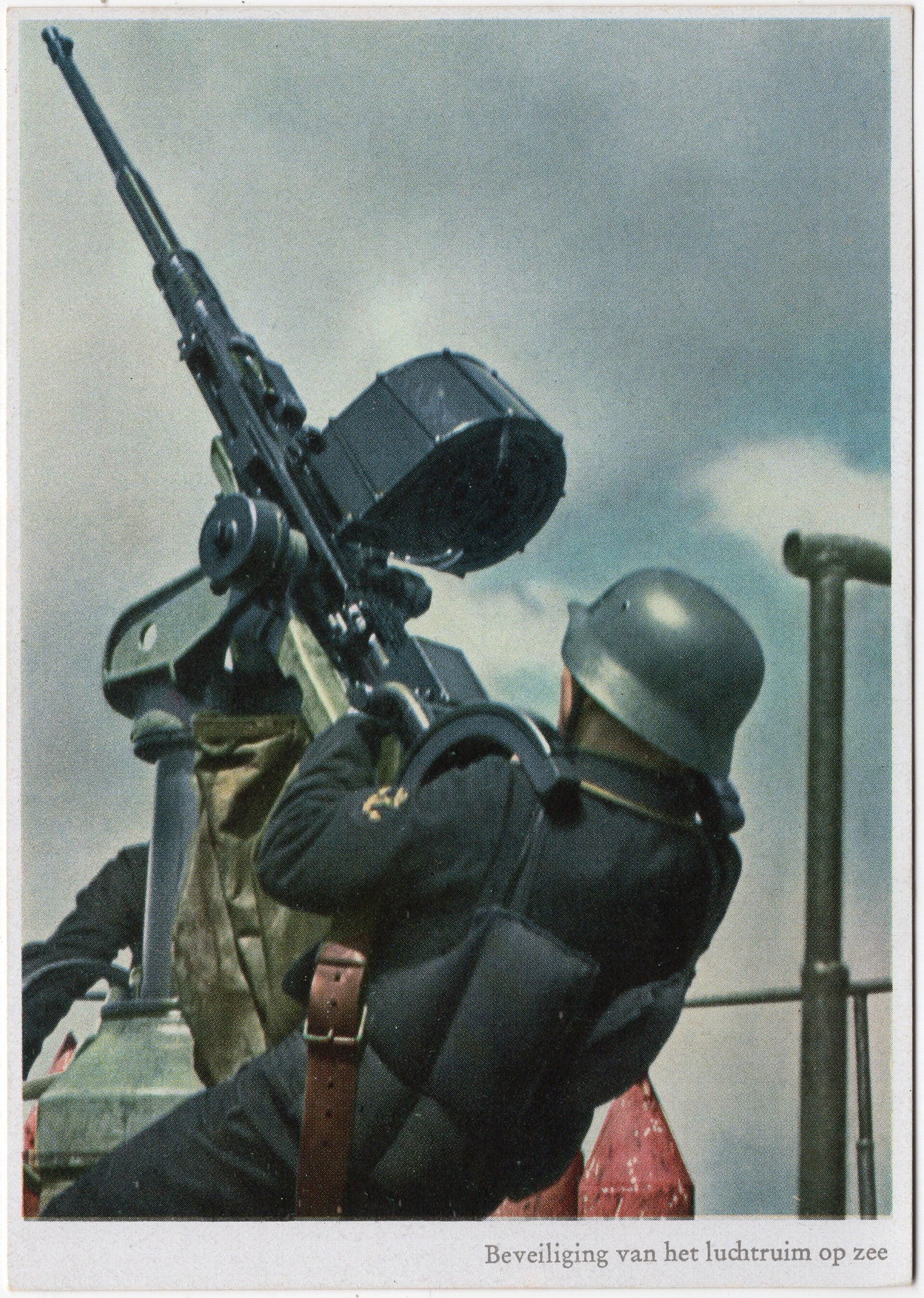 Original WW2 German Postcard - Kriegsmarine gunner ''Beveiliging van het luchtruim op zee'', Böttcher