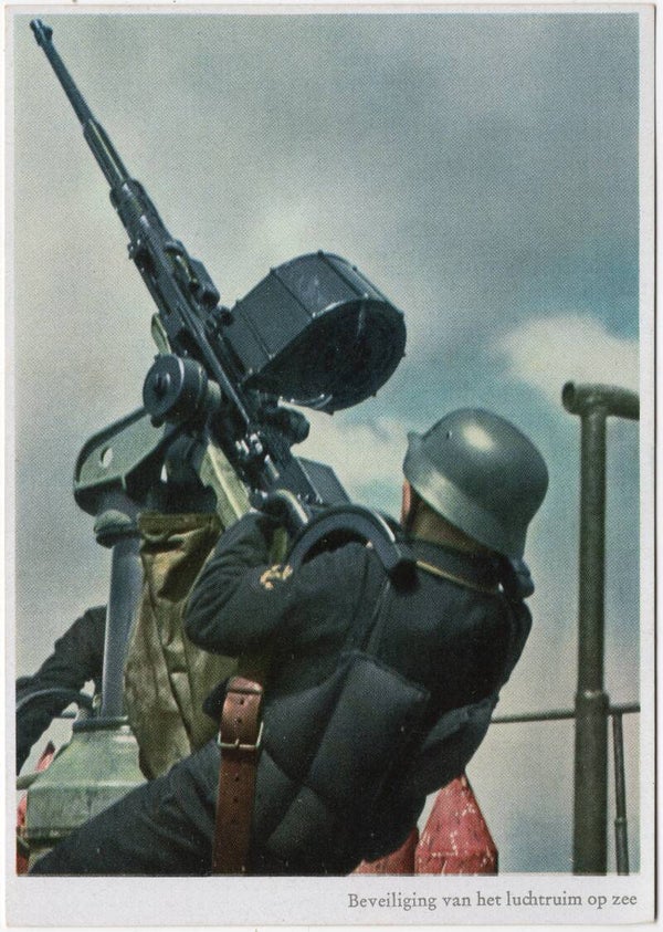 Original WW2 German Postcard - Kriegsmarine gunner ''Beveiliging van het luchtruim op zee'', Böttcher