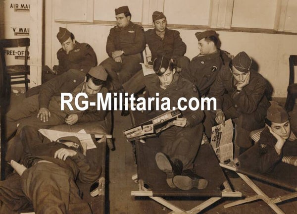Original WW2 US Press Photo - US Troops waiting to send their money home from Berlin (1945)