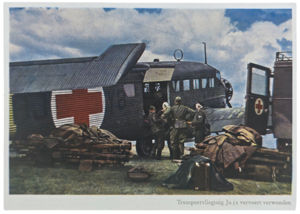 Original WW2 German Postcard - Transportvliegtuig JU 52 vervoert verwonden