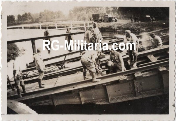 Original WW2 German Photo - Germans making a ponton bridge in Mill, Holland, May (1940)