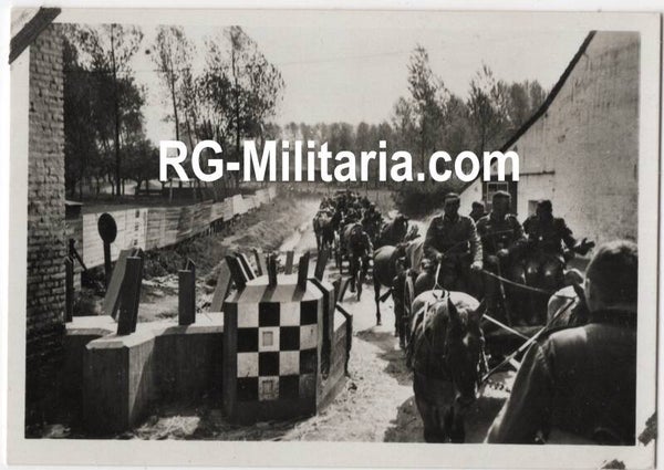 Original WW2 German Photo - German soldiers crossing the Dutch border, Holland, May (1940)