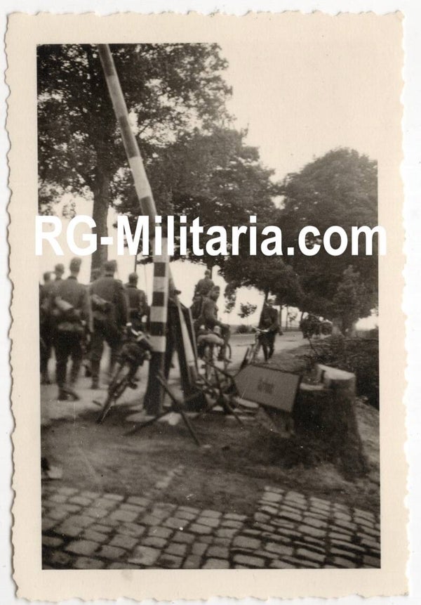 Original WW2 German Photo - German soldiers cross the border near Arlon, Belgium Luxembourg, May (1940)