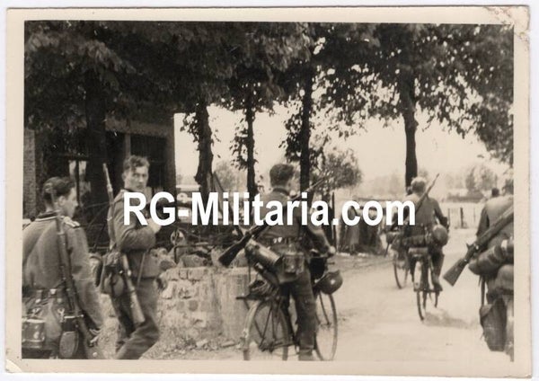 Original WW2 German Photo - German soldiers crossing the Dutch border, Holland, May (1940)