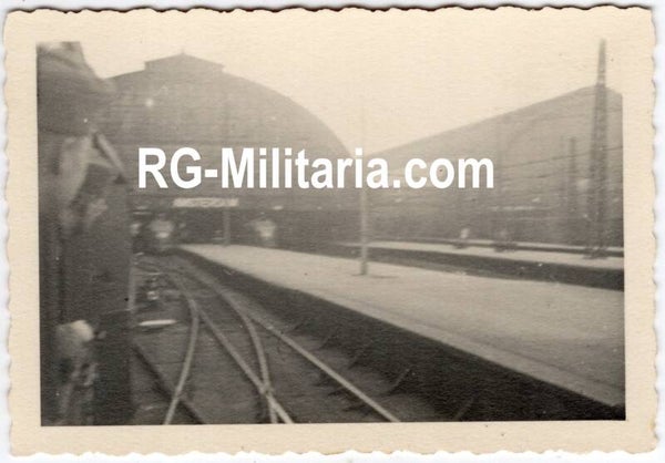 Original WW2 German Photo - German soldiers arrive in Amsterdam by train, Holland (1940)
