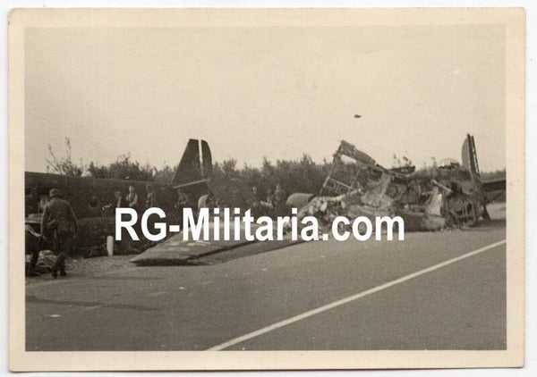 Original WW2 German Photo - Rijksweg near Delft with landed Junkers JU 52 airplane, Blitzkrieg May, Holland (1940)