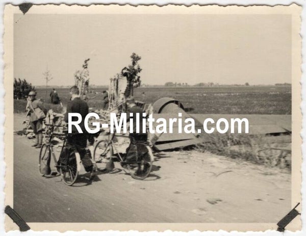 Original WW2 German Photo - Rijksweg near Delft with crashed Junkers JU 52 airplane and Dutch soldier, Blitzkrieg May, Holland (1940)
