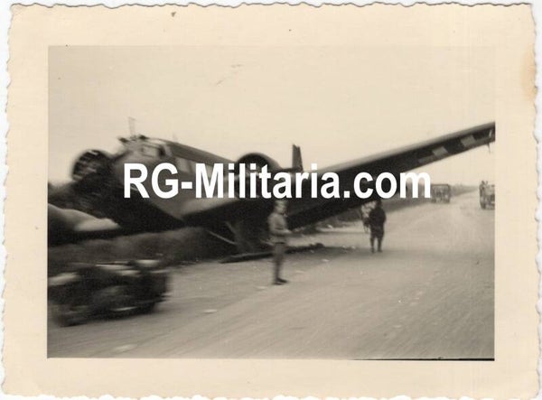 Original WW2 German Photo - Rijksweg near Delft with landed Junkers JU 52 airplane and Dutch soldier, Blitzkrieg May, Holland (1940)