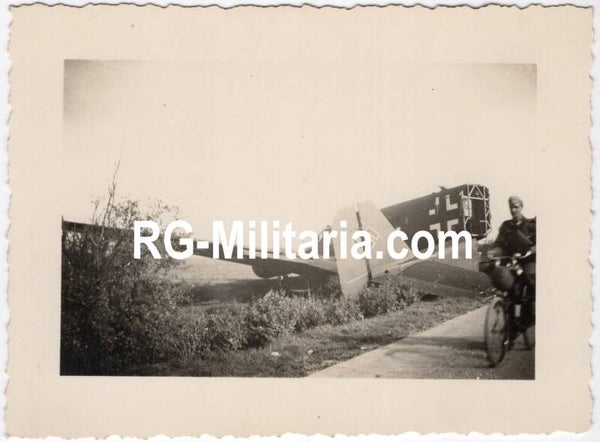 Original WW2 German Photo - Rijksweg near Delft with landed Junkers JU 52 airplane, Blitzkrieg May, Holland (1940)
