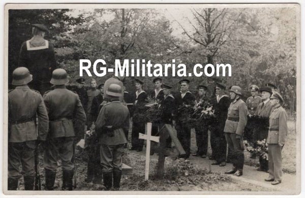 Original WW2 German Photo - Burial of a Dutch marine soldier with Dutch and German soldiers, Rotterdam, Holland (1940)