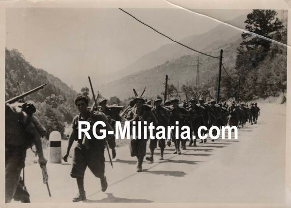 Original WW2 German Press Photo - Italian soldiers head to the front (1943)