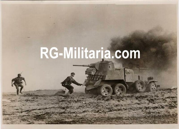 Original WW2 German Waffen SS Press Photo - Waffen SS Spahtrupp blowing up a Soviet BA-3 tank (1941)