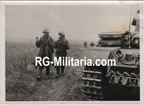 Original WW2 German Press Photo - Soviet POW prisoners next to a German Panzer IV tank (1942)