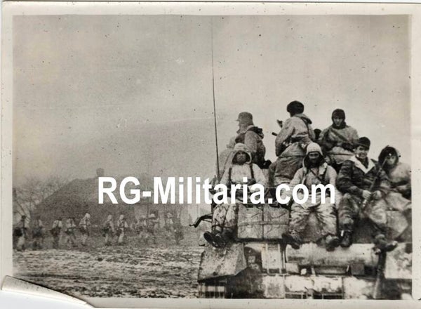 Original WW2 German Press Photo - German Panzer IV tank in Vitebsk, Eastern Front (1944)