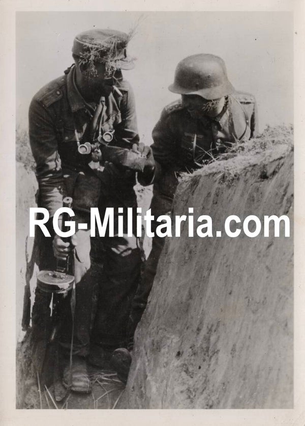 Original WW2 German Press Photo - German soldiers with PPSH beutewaffen smoking a cigarette (1943)